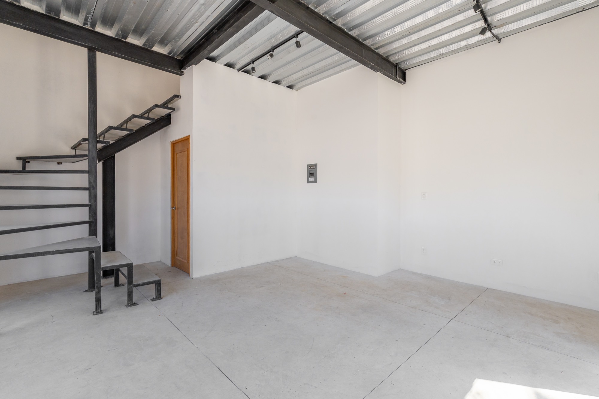 Commercial unit with steel mezzanine